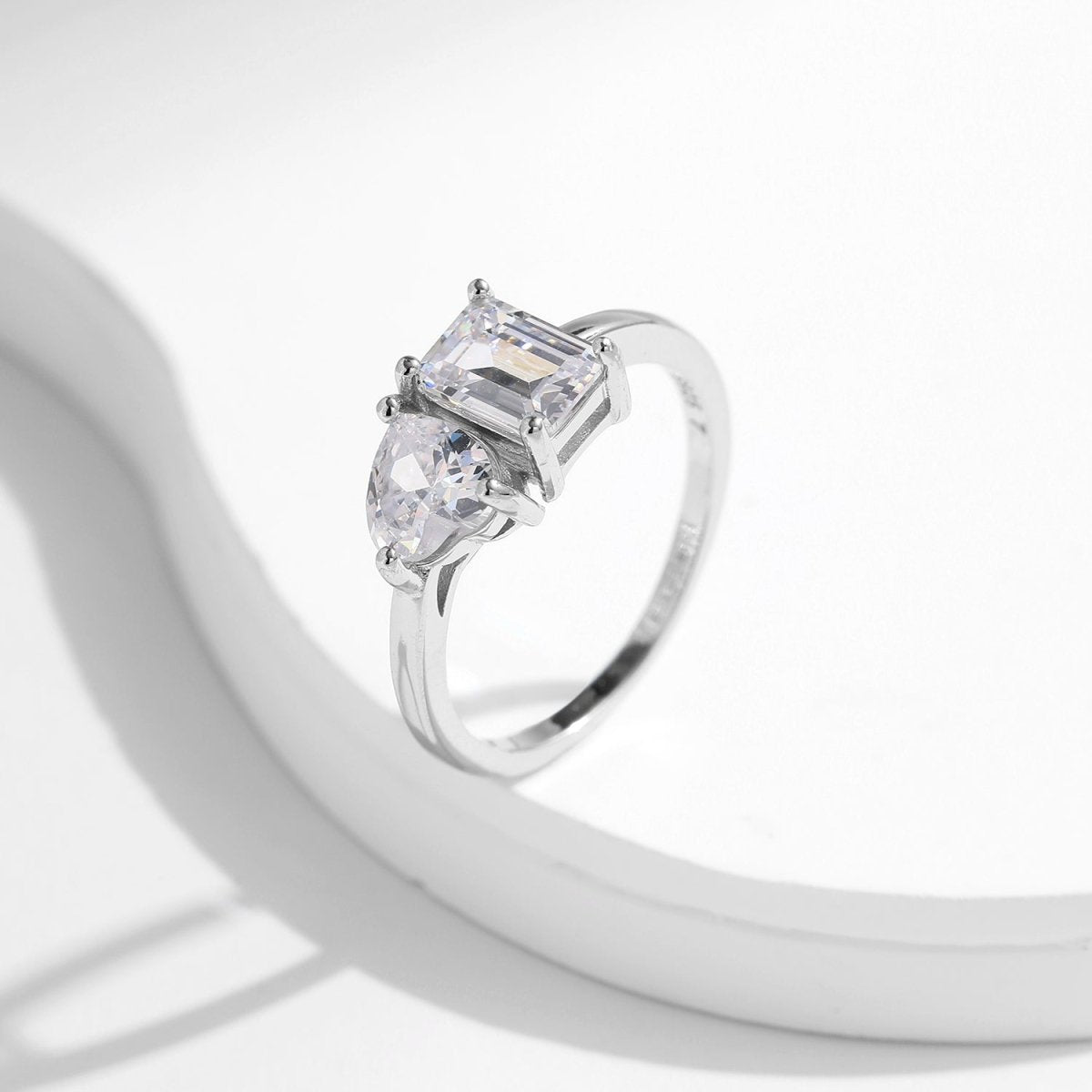 Glistening Luminescence Ring - Diamoray